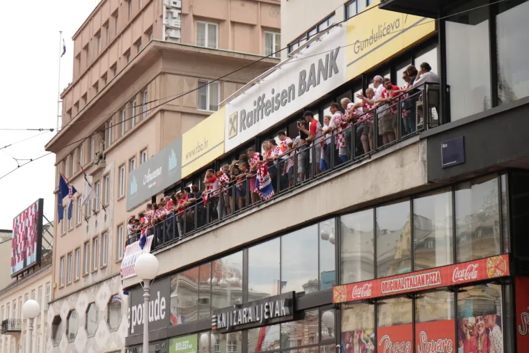 POGLEDAJTE KAKO JE IZGLEDAO SPEKTAKULARAN DOČEK VATRENIH NA TRGU: Oko pola milijuna građana slavilo je povijesni uspjeh