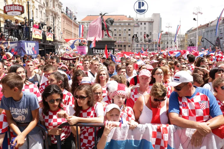 Hrvatski navijači priredili su spektakularan doček na&scaron;im nogometnim reprezentativcima koji su u nevjerici promatrali rijeke ljudi koji su ih pratili na putu od zagrebačke Zračne luke Franjo Tuđman prema Trgu bana Jelačića.