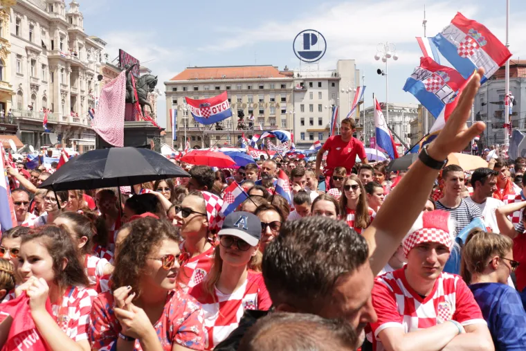 POGLEDAJTE KAKO JE IZGLEDAO SPEKTAKULARAN DOČEK VATRENIH NA TRGU: Oko pola milijuna građana slavilo je povijesni uspjeh