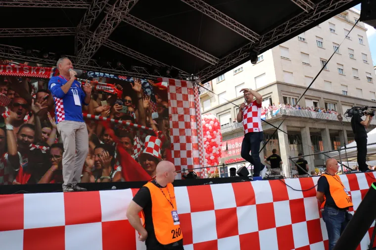 POGLEDAJTE KAKO JE IZGLEDAO SPEKTAKULARAN DOČEK VATRENIH NA TRGU: Oko pola milijuna građana slavilo je povijesni uspjeh