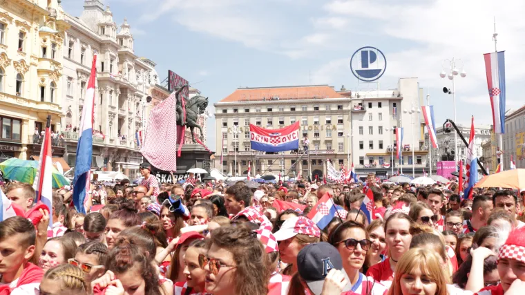 Na Trgu bana Jelačića okupilo se oko 110.000 navijača, a u užem centru grada njih oko 250.000, te uz jo&scaron; 200.000 navijača koji su, prema procjeni policije, članove reprezentacije pozdravljali na trasi od zračne luke do Trga, Vatrene je u Zagrebu dočekalo pola milijuna ljudi.