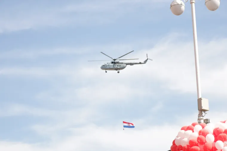 Helikopter nad Trgom bana Jelačića.