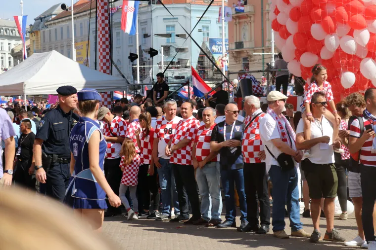 POGLEDAJTE KAKO JE IZGLEDAO SPEKTAKULARAN DOČEK VATRENIH NA TRGU: Oko pola milijuna građana slavilo je povijesni uspjeh
