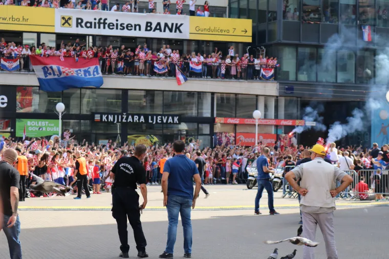 POGLEDAJTE KAKO JE IZGLEDAO SPEKTAKULARAN DOČEK VATRENIH NA TRGU: Oko pola milijuna građana slavilo je povijesni uspjeh