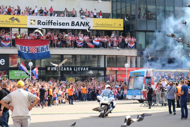 POGLEDAJTE KAKO JE IZGLEDAO SPEKTAKULARAN DOČEK VATRENIH NA TRGU: Oko pola milijuna građana slavilo je povijesni uspjeh