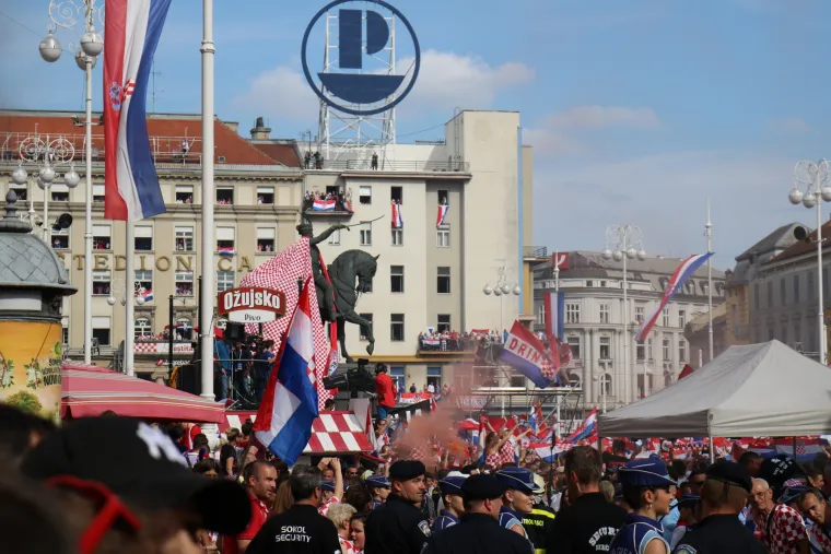 Navijači iz raznih krajeva Hrvatske i inozemstva, koji su željeli pozdraviti hrvatske nogometa&scaron;e, u hrvatskim dresovima, &scaron;alovima i kapama, s transparentima, hrvatskim zastavama i grbovima, počeli su se okupljati na glavnom zagrebačkom trgu u ponedjeljak od ranih jutarnjih sati. Veliki broj njih dočekao je Vatrene u Zračnoj luci Franjo Tuđman, u koju su reprezentativci sletjeli u 15,22 sata, te odmah s navijačima počeli slaviti, pjevajući navijačke pjesme.