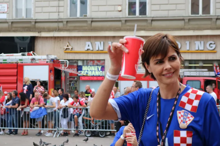 POGLEDAJTE KAKO JE IZGLEDAO SPEKTAKULARAN DOČEK VATRENIH NA TRGU: Oko pola milijuna građana slavilo je povijesni uspjeh