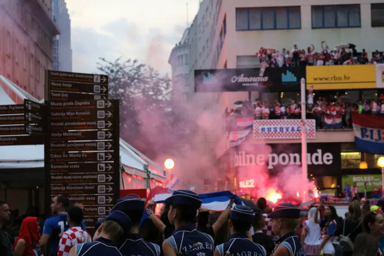 Potpuno ispunjeni Trg "eksplodirao" je kada su se kroz dim baklji pojavili svjetski nogometni viceprvaci. Glasnim navijanjem, pjevanjem i uz euforičan i gromoglasan pljesak i povike navijači su pozdravili nove heroje nacije, dok su na pozornici Zapre&scaron;ić Boysi atmosferu doveli do usijanja s navijačkim himnama "Igraj moja Hrvatska" i "Srce Vatreno".