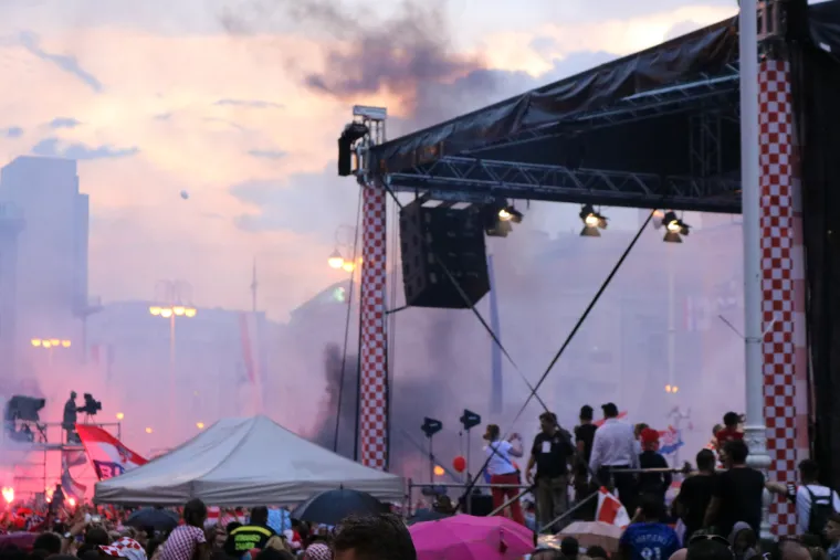 POGLEDAJTE KAKO JE IZGLEDAO SPEKTAKULARAN DOČEK VATRENIH NA TRGU: Oko pola milijuna građana slavilo je povijesni uspjeh