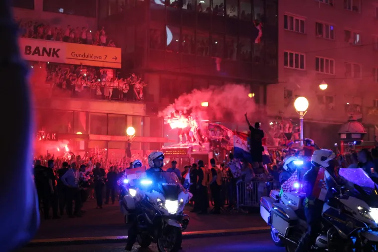 Usijana atmosfera uoči dolaska nogometa&scaron;a na Trg,