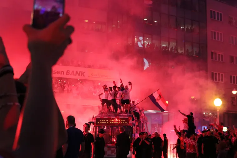 Hrvatska nogometna reprezentacija nakon pet i pol sati sporog putovanja po ulicama Zagreba stigla je na Trg bana Jelačića. Vatrene je na Trgu i u okolnim ulicama dočekalo oko 250.000 ljudi, a kad se tome pribroje građani koji su ih pratili po Zagrebu brojka se penje na otprilike pola milijuna građana koji su ih do&scaron;li dočekati i proslaviti povijesni uspjeh Hrvatske na Svjetskom prvenstvu u Rusiji.