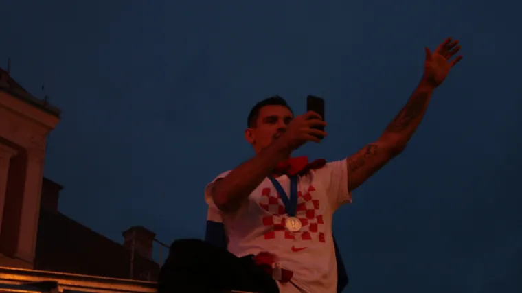 POGLEDAJTE KAKO JE IZGLEDAO SPEKTAKULARAN DOČEK VATRENIH NA TRGU: Oko pola milijuna građana slavilo je povijesni uspjeh