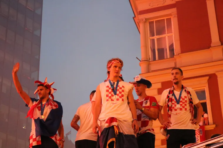 Na dočeku nogometnih reprezentativaca bili su i predsjednica Kolinda Grabar-Kitarović, predsjednik Vlade Andrej Plenković i predsjednika Sabora koji u slavlje pratili u kavani Johann Franck na Trgu bana Jelačića.