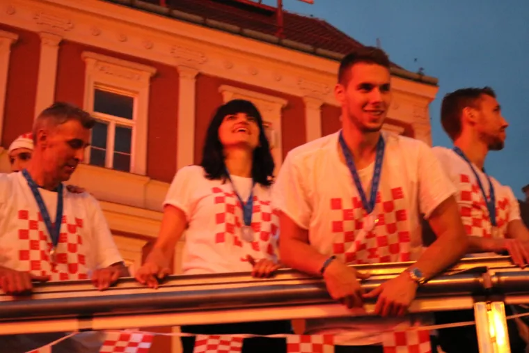 POGLEDAJTE KAKO JE IZGLEDAO SPEKTAKULARAN DOČEK VATRENIH NA TRGU: Oko pola milijuna građana slavilo je povijesni uspjeh