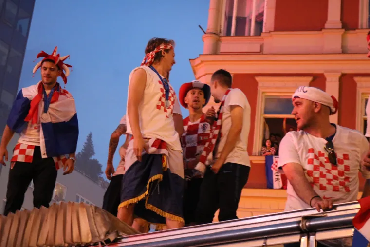 POGLEDAJTE KAKO JE IZGLEDAO SPEKTAKULARAN DOČEK VATRENIH NA TRGU: Oko pola milijuna građana slavilo je povijesni uspjeh