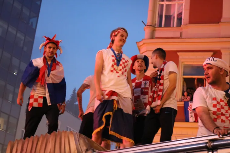 Nogometni svjetski viceprvaci navijačima su poručili da su oni svojim navijanjem "svjetski prvaci" te im zahvalili na dolasku. Kapetan reprezentacije Luka Modrić rekao je da su igrači ostvarili svoj san te se zahvalio navijačima i poveo pjesmu "Zovi samo zovi&rdquo;.