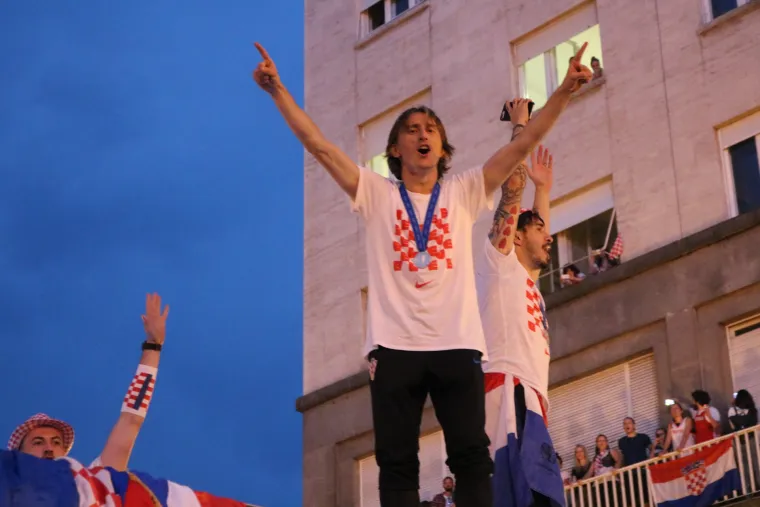 POGLEDAJTE KAKO JE IZGLEDAO SPEKTAKULARAN DOČEK VATRENIH NA TRGU: Oko pola milijuna građana slavilo je povijesni uspjeh