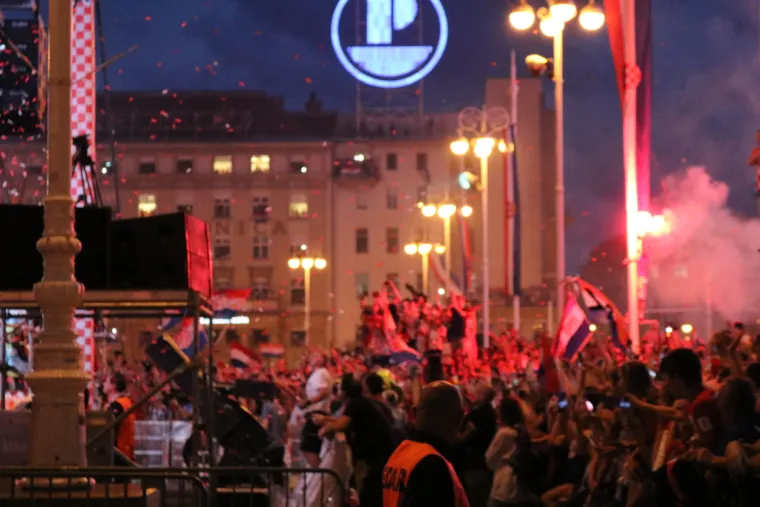 Hrvatski nogometni reprezentativci, predvođeni izbornikom Zlatkom Dalićem i kapetanom reprezentacije Lukom Modrićem, koji su na zagrebački Trg bana Jelačića, gdje je za njih organiziran svečani doček, stigli u ponedjeljak ne&scaron;to prije 21 sat, zahvalili su na veličanstvenom dočeku nakon osvajanja srebra na Svjetskom nogometnom prvenstvu, pozdravljeni ekstatičnim skandiranjem navijača iz cijele Hrvatske.