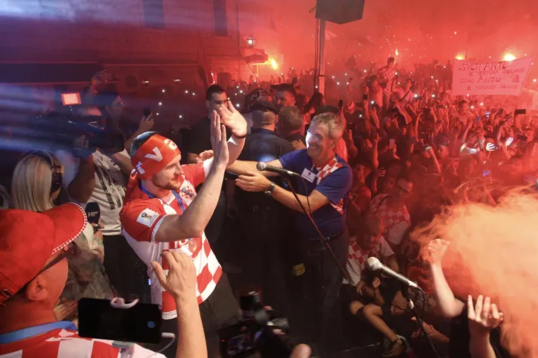 Splitska petorka je nakon dočeka na Rivi krenula put Rebićevog Imotskog gdje je u večernjim satima organiziran veličanstven doček.