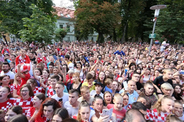 Nogometnog reprezentativca Dejana Lovrena u Karlovcu je dočekalo vi&scaron;e od dvije tisuće Karlovčana. Lovren je pozdravio okupljene, podijelio autograme i otpjevao nekoliko pjesama.