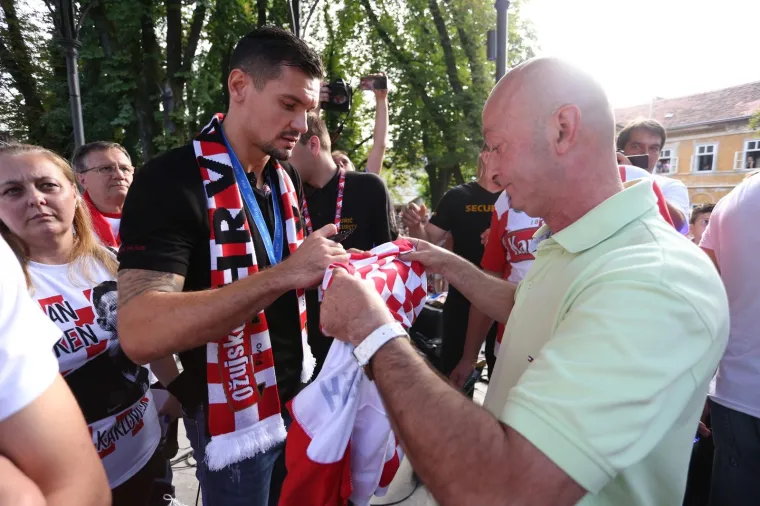 KARLOVAC OVAKVO &Scaron;TO NE PAMTI: Pogledajte kako su dočekali svog Dejana Lovrena