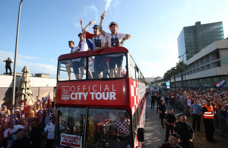 SPLIT DOČEKAO PETORICU VELIČANSTVENIH: Čak 50.000 ljudi pozdravilo Peri&scaron;ića, Rebića, Kalinića, Strinića i Bradarića