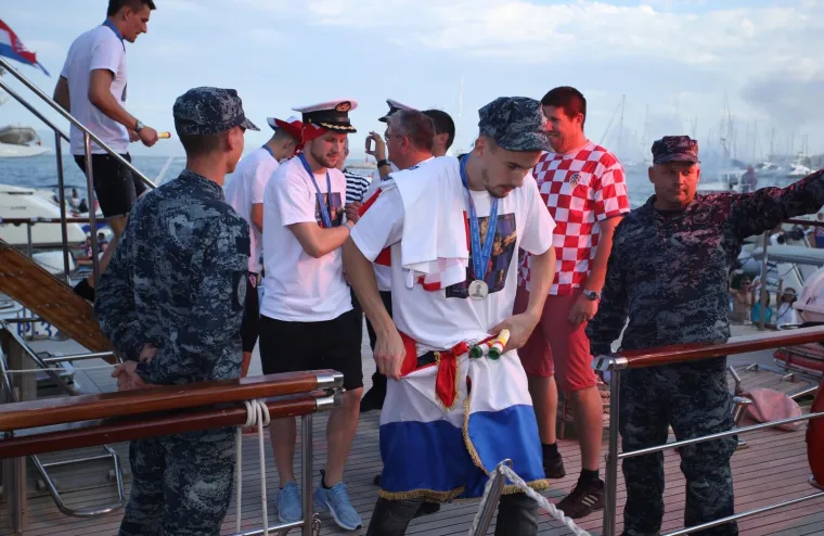 SPLIT DOČEKAO PETORICU VELIČANSTVENIH: Čak 50.000 ljudi pozdravilo Peri&scaron;ića, Rebića, Kalinića, Strinića i Bradarića