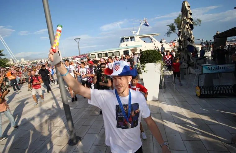 SPLIT DOČEKAO PETORICU VELIČANSTVENIH: Čak 50.000 ljudi pozdravilo Peri&scaron;ića, Rebića, Kalinića, Strinića i Bradarića