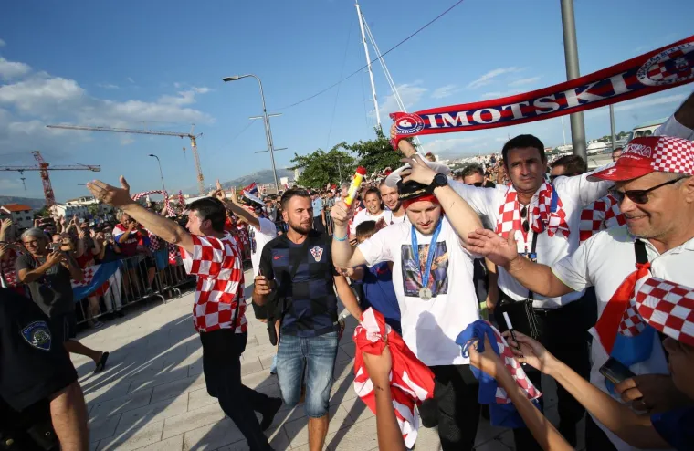 SPLIT DOČEKAO PETORICU VELIČANSTVENIH: Čak 50.000 ljudi pozdravilo Peri&scaron;ića, Rebića, Kalinića, Strinića i Bradarića
