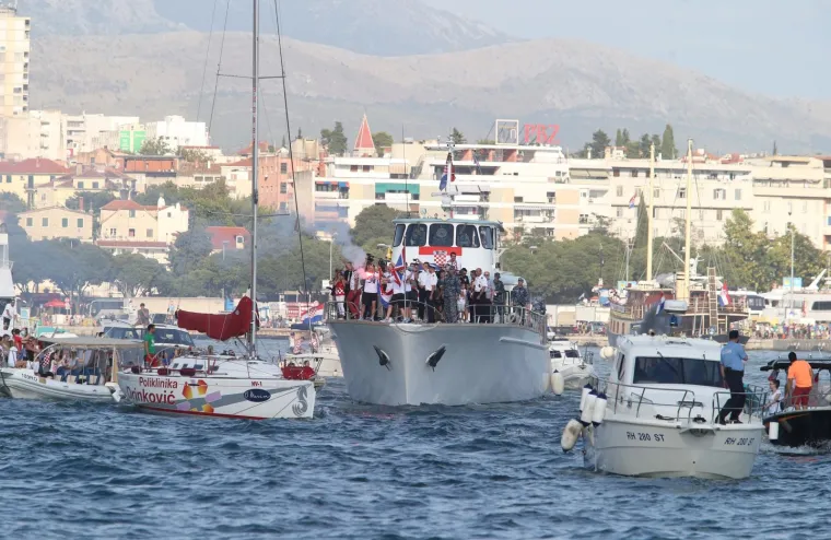 SPLIT DOČEKAO PETORICU VELIČANSTVENIH: Čak 50.000 ljudi pozdravilo Peri&scaron;ića, Rebića, Kalinića, Strinića i Bradarića