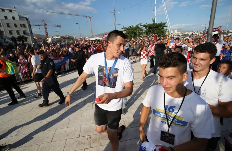 SPLIT DOČEKAO PETORICU VELIČANSTVENIH: Čak 50.000 ljudi pozdravilo Peri&scaron;ića, Rebića, Kalinića, Strinića i Bradarića