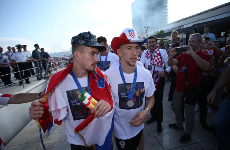 SPLIT DOČEKAO PETORICU VELIČANSTVENIH: Čak 50.000 ljudi pozdravilo Peri&scaron;ića, Rebića, Kalinića, Strinića i Bradarića