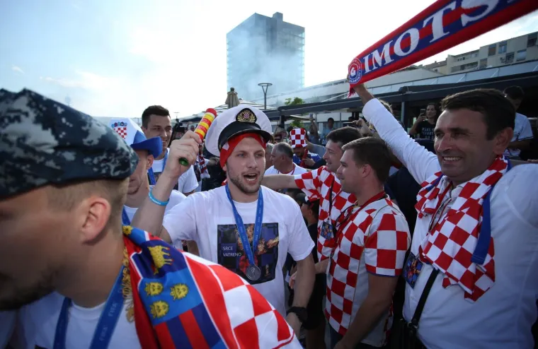 SPLIT DOČEKAO PETORICU VELIČANSTVENIH: Čak 50.000 ljudi pozdravilo Peri&scaron;ića, Rebića, Kalinića, Strinića i Bradarića