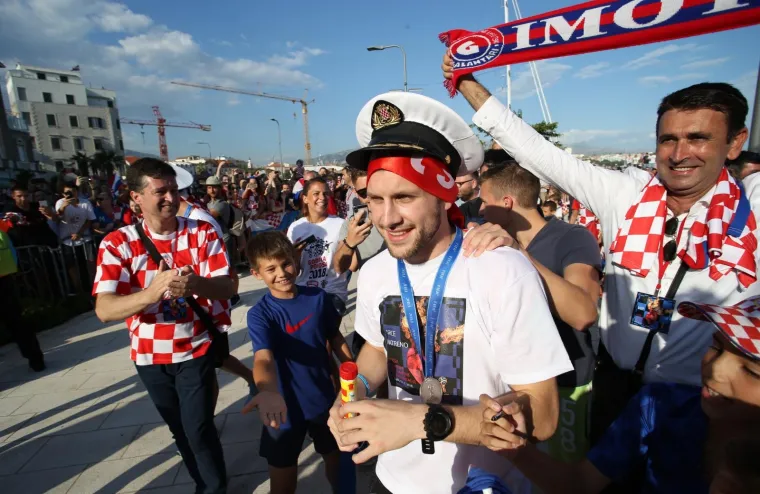 SPLIT DOČEKAO PETORICU VELIČANSTVENIH: Čak 50.000 ljudi pozdravilo Peri&scaron;ića, Rebića, Kalinića, Strinića i Bradarića