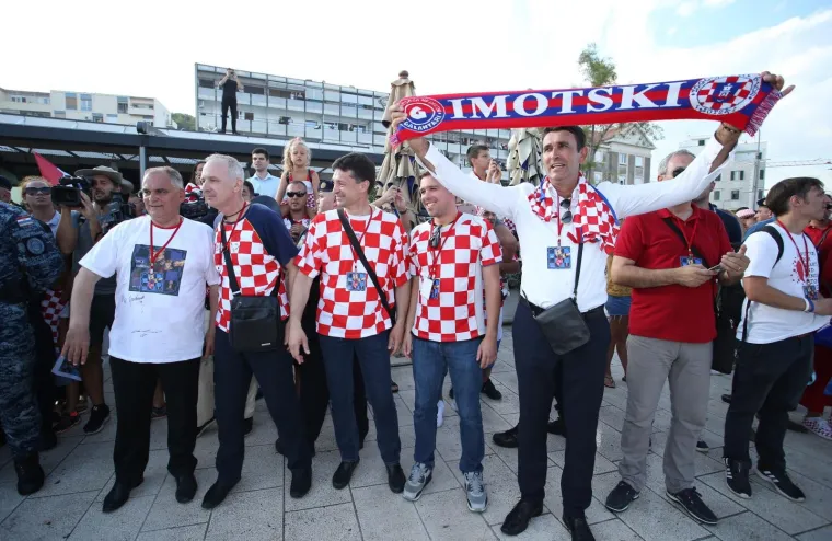 SPLIT DOČEKAO PETORICU VELIČANSTVENIH: Čak 50.000 ljudi pozdravilo Peri&scaron;ića, Rebića, Kalinića, Strinića i Bradarića