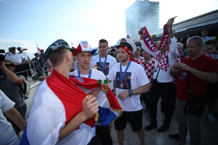 SPLIT DOČEKAO PETORICU VELIČANSTVENIH: Čak 50.000 ljudi pozdravilo Peri&scaron;ića, Rebića, Kalinića, Strinića i Bradarića