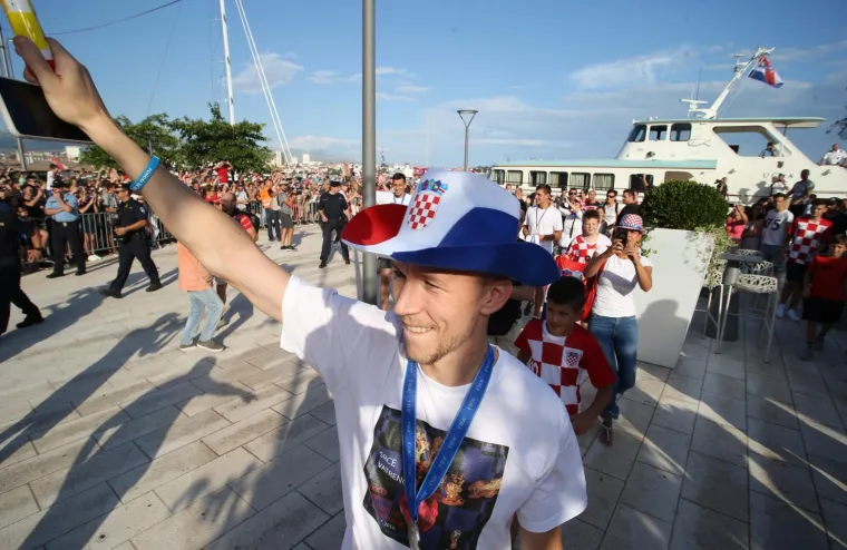 SPLIT DOČEKAO PETORICU VELIČANSTVENIH: Čak 50.000 ljudi pozdravilo Peri&scaron;ića, Rebića, Kalinića, Strinića i Bradarića