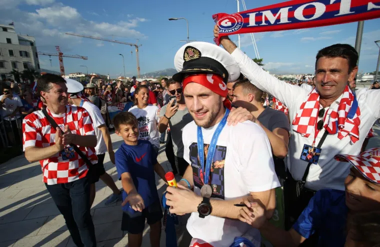 SPLIT DOČEKAO PETORICU VELIČANSTVENIH: Čak 50.000 ljudi pozdravilo Peri&scaron;ića, Rebića, Kalinića, Strinića i Bradarića