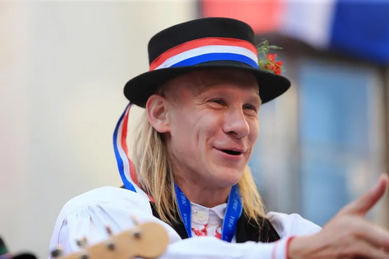 FE&Scaron;TA U DONJEM MIHOLJCU: Domagoj Vida odjenuo slavonsku no&scaron;nju i iz kočije pozdravljao sugrađane