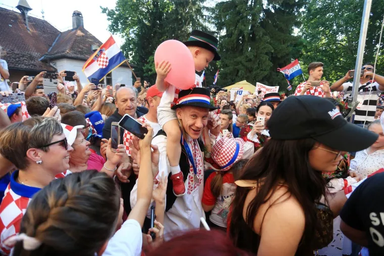 FE&Scaron;TA U DONJEM MIHOLJCU: Domagoj Vida odjenuo slavonsku no&scaron;nju i iz kočije pozdravljao sugrađane