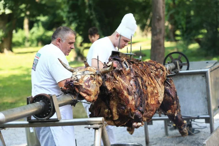 FE&Scaron;TA U DONJEM MIHOLJCU: Domagoj Vida odjenuo slavonsku no&scaron;nju i iz kočije pozdravljao sugrađane