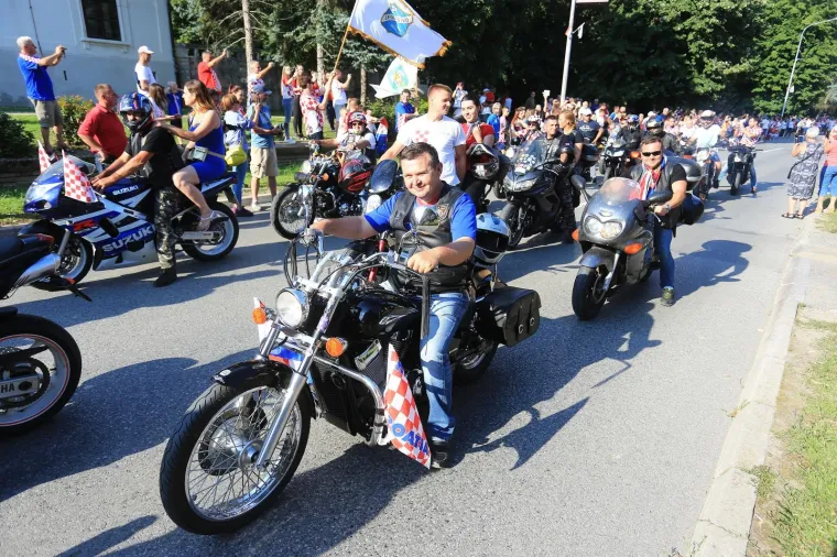 FE&Scaron;TA U DONJEM MIHOLJCU: Domagoj Vida odjenuo slavonsku no&scaron;nju i iz kočije pozdravljao sugrađane