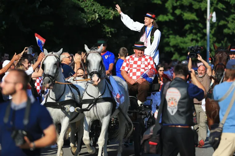 FE&Scaron;TA U DONJEM MIHOLJCU: Domagoj Vida odjenuo slavonsku no&scaron;nju i iz kočije pozdravljao sugrađane