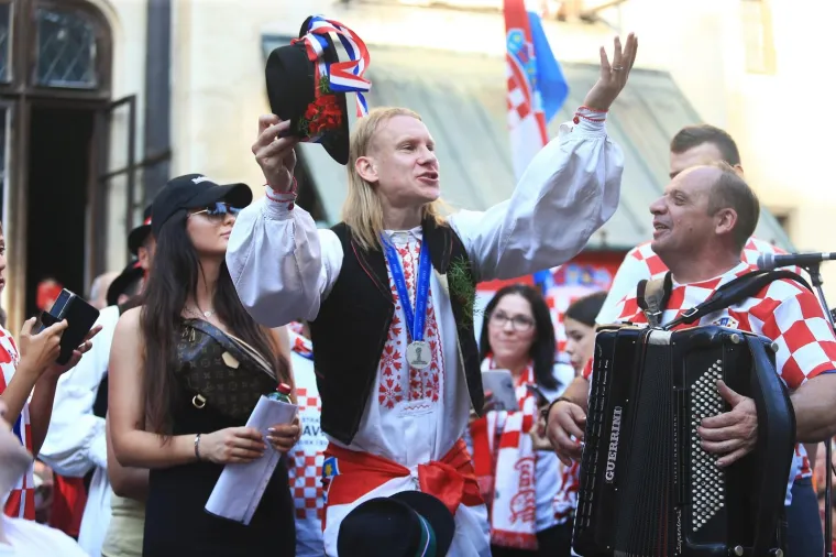 FE&Scaron;TA U DONJEM MIHOLJCU: Domagoj Vida odjenuo slavonsku no&scaron;nju i iz kočije pozdravljao sugrađane