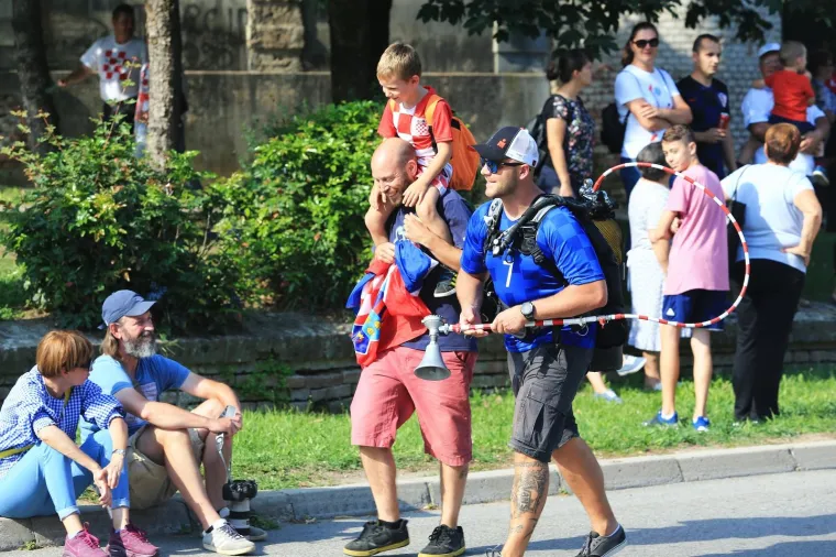 FE&Scaron;TA U DONJEM MIHOLJCU: Domagoj Vida odjenuo slavonsku no&scaron;nju i iz kočije pozdravljao sugrađane