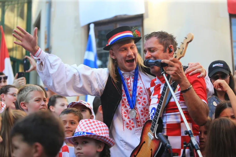 FE&Scaron;TA U DONJEM MIHOLJCU: Domagoj Vida odjenuo slavonsku no&scaron;nju i iz kočije pozdravljao sugrađane