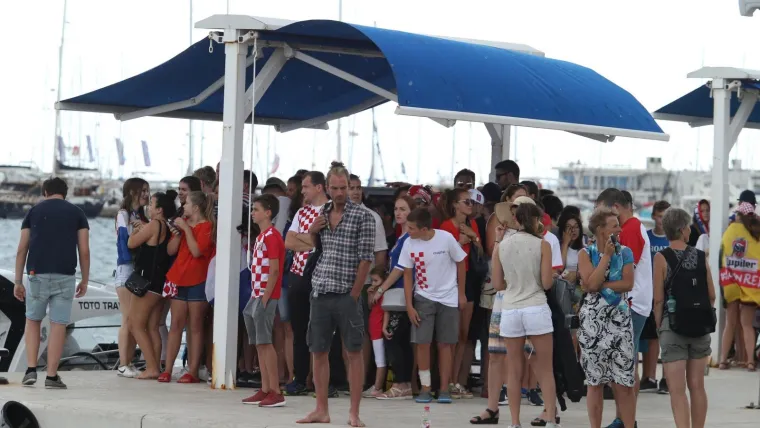 PROLOM OBLAKA NIJE POKVARIO DOČEK: Ni snažan pljusak nije mogao ugasiti euforiju u Splitu