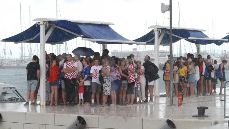 PROLOM OBLAKA NIJE POKVARIO DOČEK: Ni snažan pljusak nije mogao ugasiti euforiju u Splitu