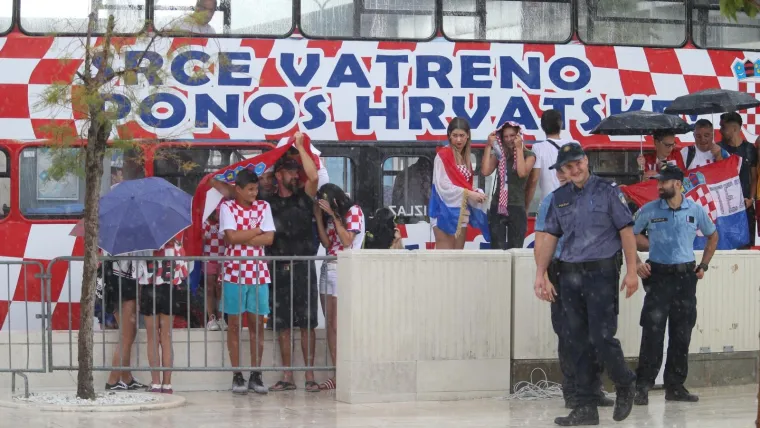 PROLOM OBLAKA NIJE POKVARIO DOČEK: Ni snažan pljusak nije mogao ugasiti euforiju u Splitu