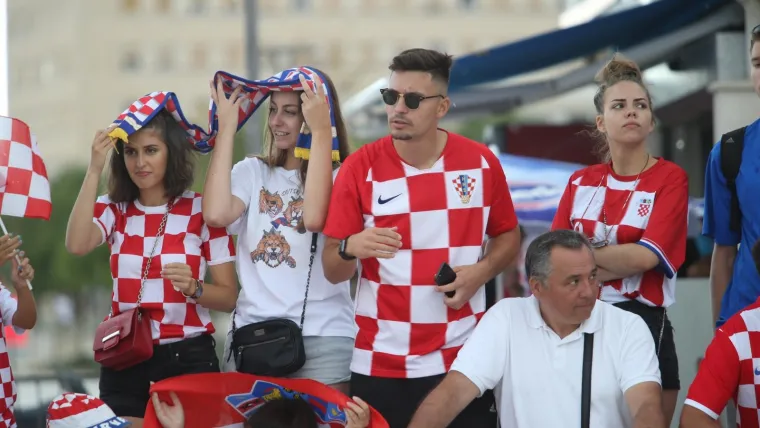 PROLOM OBLAKA NIJE POKVARIO DOČEK: Ni snažan pljusak nije mogao ugasiti euforiju u Splitu